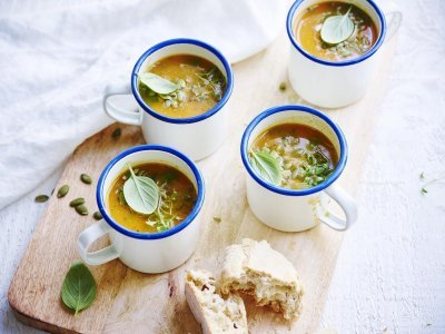 Pompoensoep met basilicum en tuinkers