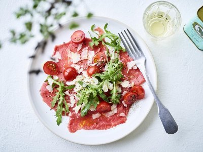 Rundscarpaccio met kerstomaatjes, rucola Rundscarpaccio met kerstomaatjes, rucola