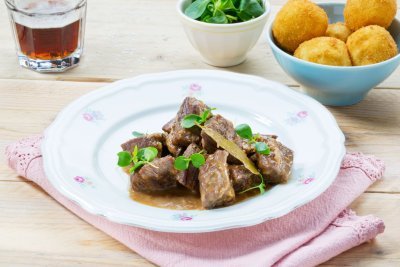 Rundstoofvlees met bier en verse kroketten Rundstoofvlees met bier en verse kroketten