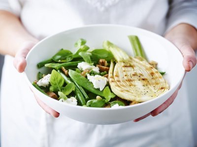 Salade met geroosterde venkel, bonen, peulen en geitenkaas Salade met geroosterde venkel, bonen, peulen en geitenkaas