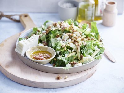 Salade van andijvie, appel en geitenkaas