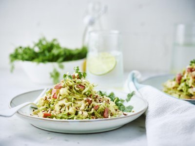 Salade van spruitjes, appel en hazelnoten