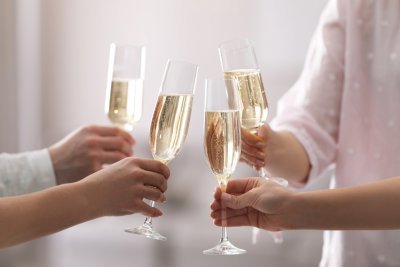 Glazen met schuimwijn Glazen met schuimwijn