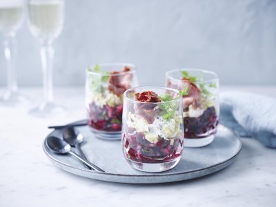 Tartaar van rode biet met witloof, rosbief en mieriksworteldressing Tartaar van rode biet met witloof, rosbief en mieriksworteldressing