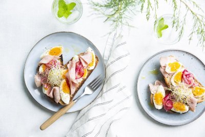 Toast met ham, ei en gepekelde ui Toast met ham, ei en gepekelde ui