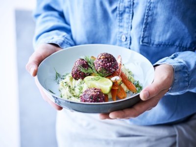 Vegetarische balletjes van rode biet met gekarameliseerde worteltjes