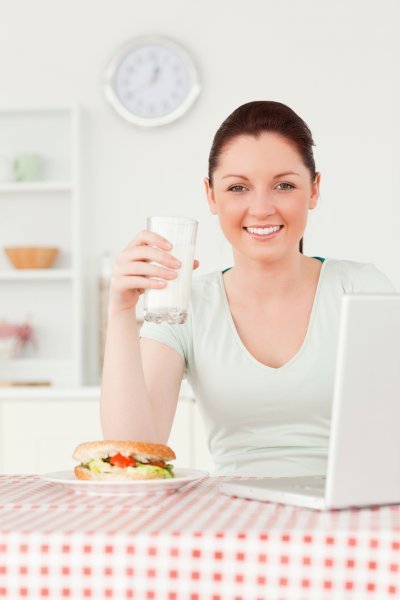 Vrouw, gezond belegd broodje, water drinken