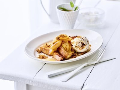 Wentelteefjes met peertjes en karamel-speculaasijs