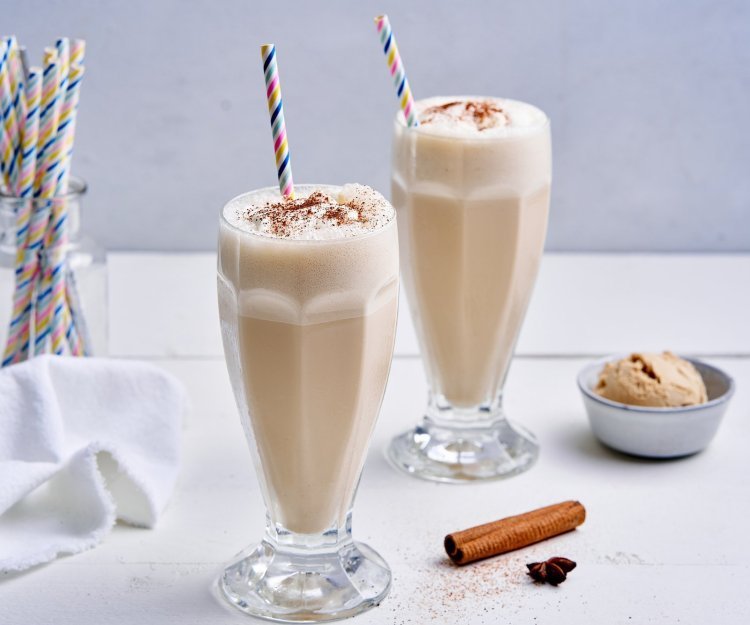 Chai latte milkshake Op tafel staan twee grote glazen gevuld met milkshake, maar niet zomaar milkshake. Dit is er eentje met huisgemaakte chai latte en afgewerkt met slagroom en een snuifje kaneelpoeder.