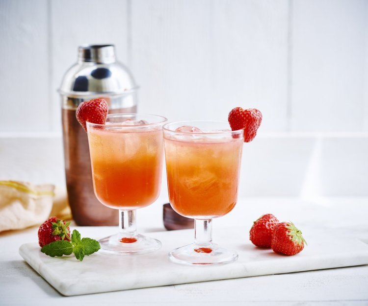 Aardbei-Cointreau cocktail Red fizz boordevol fruit van bij ons. Een heerlijke zomerse en frisse cocktail van aardbei en Cointreau.