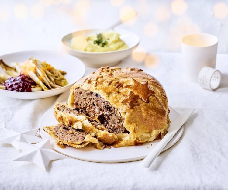 Feestelijk gehaktbrood in bladerdeeg met puree en gebraiseerd witloof (2).jpg Rond gehaktbrood omhuld met bladerdeeg waarop sterren in bladerdeeg zijn teogevoegd. In het beeld liggen ook het gebraiseerd witloof met veenbessencompote en de puree. Kerstlampjes zien je flou in de foto.