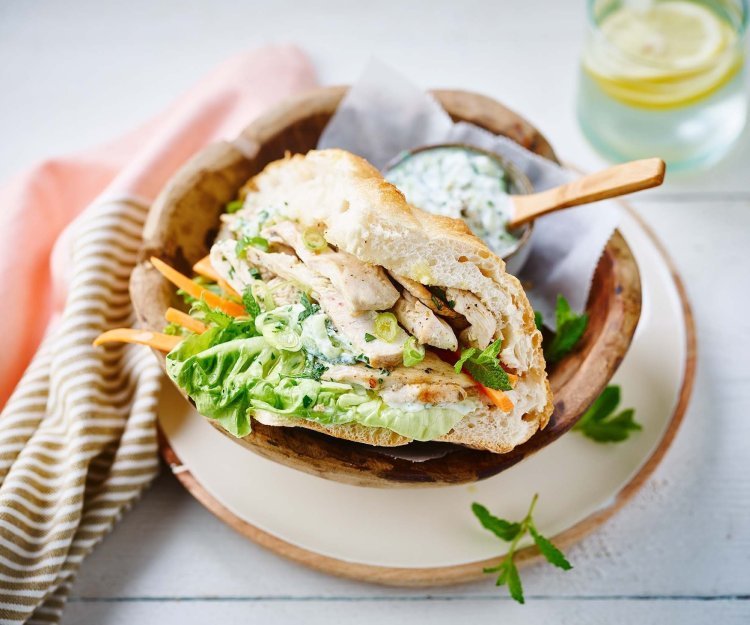 Frisse kip kebab met tzatziki Frisse kebab met kip en tzatziki.