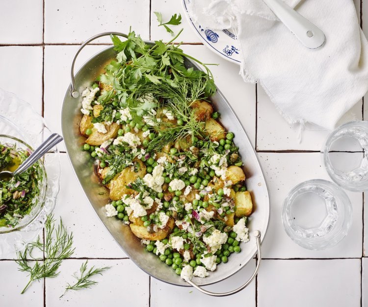 De gebakken patattjes staan op het midden van de tafel, er staan twee glazen water langs en een schaaltje met de salsa verde. 