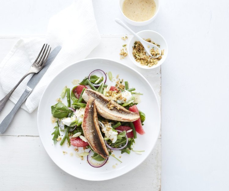 Een rijke salade met gegrilde vis en pompelmoes, heerlijk! De kruidencrumble zorgt voor extra bite en smaak.