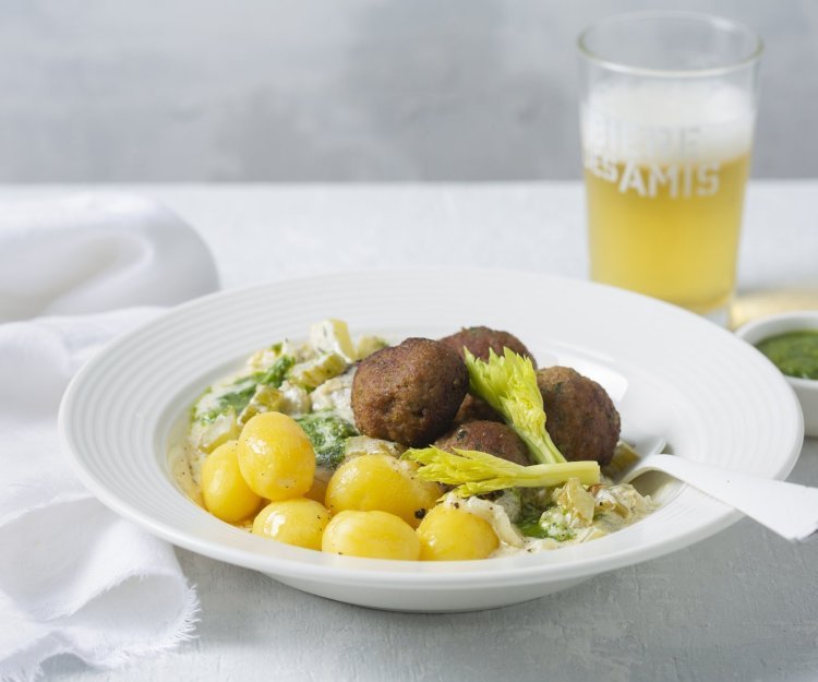 Gehaktballetjes in selderijsaus en pesto Balletjes in selderijsaus, wat anders maar toch o zo gekend. Wij serveerde ze met heerlijk gekookte krieltjes en een fris biertje.