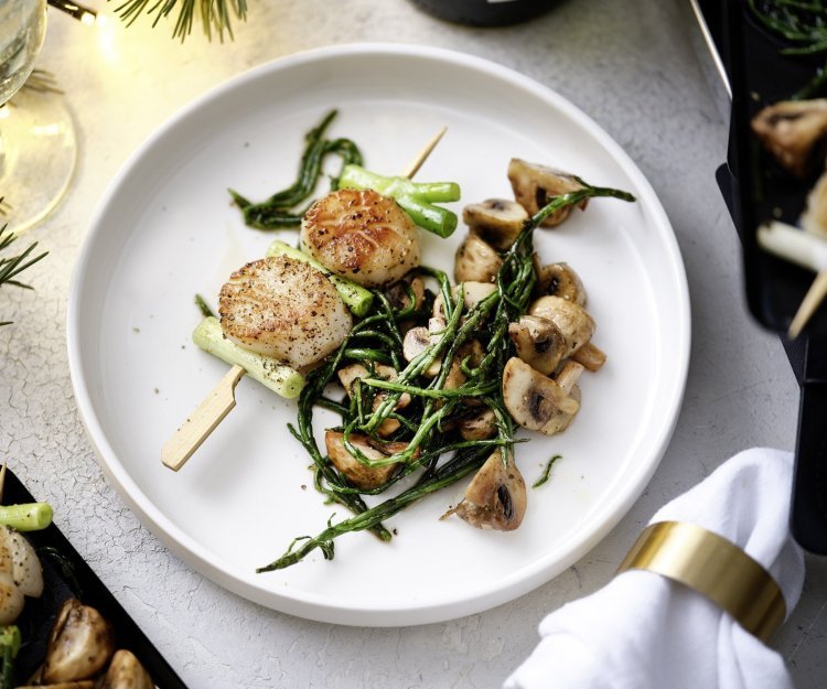 Een heerlijk feestbordje op tafel, dat krijg je met dit gourmet gerechtje! Makkelijk en stijlvol. Een spiesje van Sint-jackobsnoten met gestoofde champignons en zeekraal. 