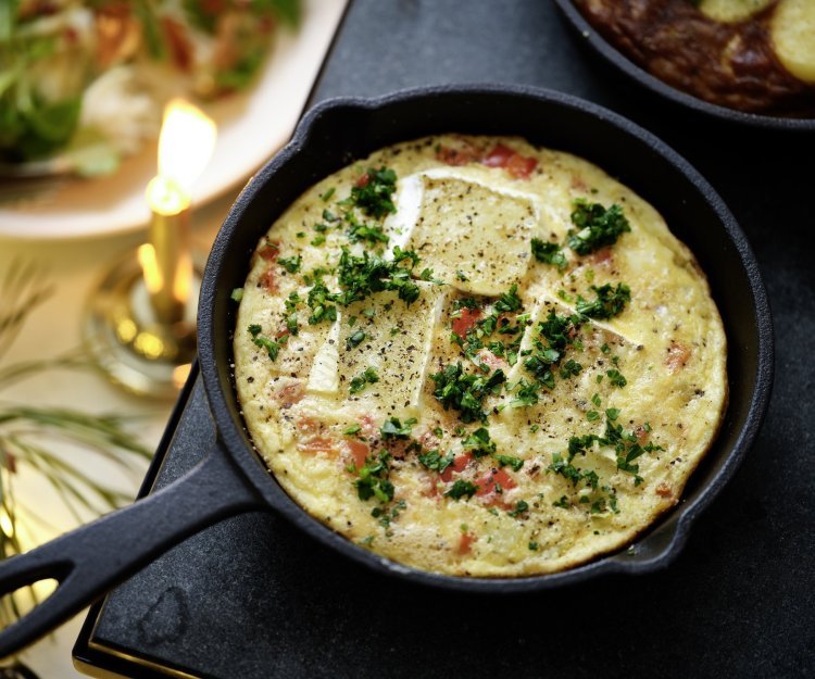 Een gourmetpannetje gevuld met lekkers van eigen landje! Schijfjes aardappel, eitjes, paprika en Belgische brie, laat alles mooi bakken in je gourmetpannetje en geniet tijdens de feesten!