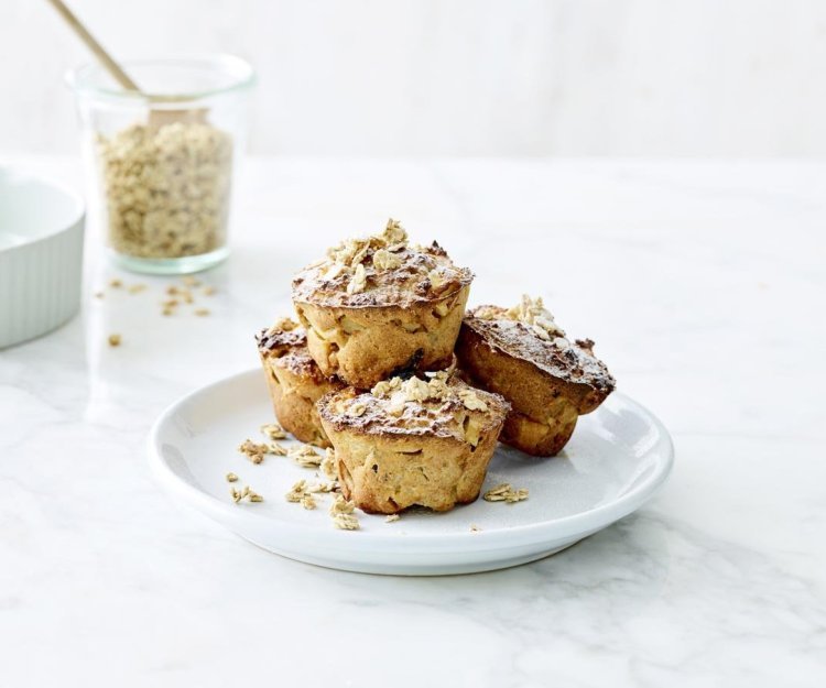 Havermoutmuffin met yoghurt en appel Op het aanrecht staat een bordje met hierop 4 muffins. Ze zijn gemaakt van yoghurt met havermout en stukjes appel. Een perfect gezond tussendoortje.