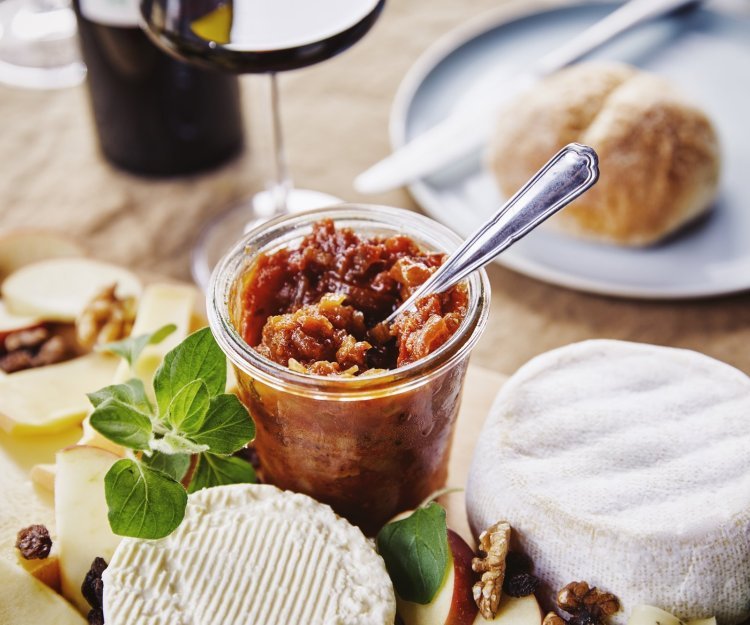 Roodkleurige chutney van appel en ui staat te pronken tussen enkele kazen van bij ons op de kaasplank. Klaar om te genieten met smaak en vrienden.