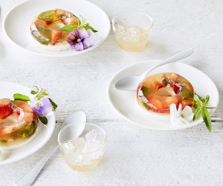 Jelly donut met fruit en plattekaas Een heerlijk verfrissend dessert in donutvorm. Een jelly pudding van kombucha met stukjes vers fruit en een bodem van plattekaas. Mooi om naar te kijken en heerlijk om van te eten.