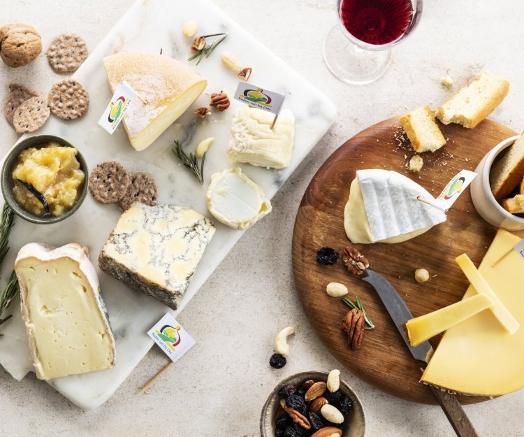 Kaasschotel met chutney van peer Een heerlijke kaasschotel vol heerlijke Belgische kazen. Wij serveren hem met een chutney van peer, noten, crackers en rozijntjes
