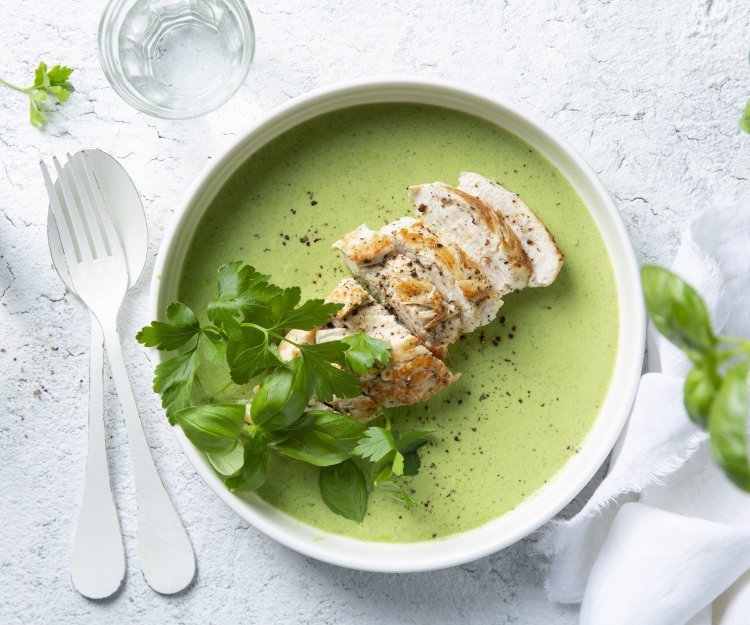 Kipfilet met een sausje van waterkers Een heerlijk gebakken kipfilet ligt in een groen sausje, de kleuren zijn geweldig. We werkten het gerechtje af met extra basilicumblaadjes.