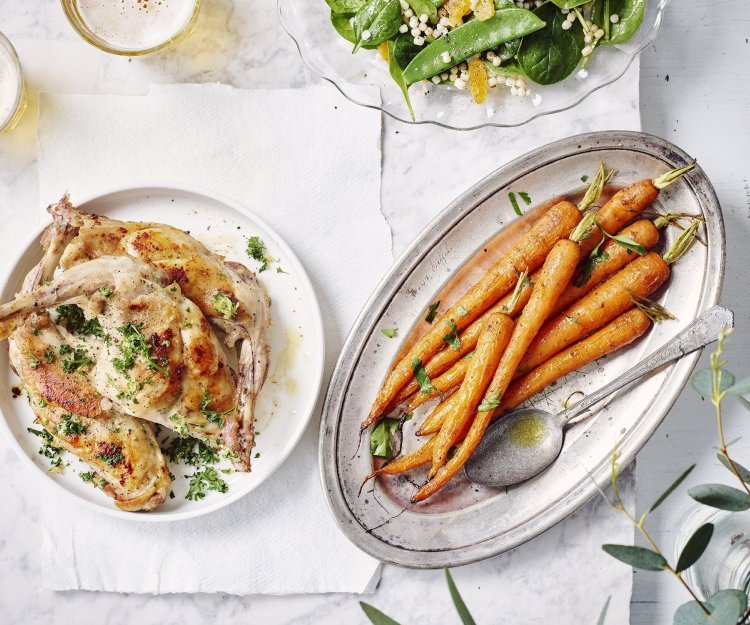 Konijnenbouten met gremolata, wortelen en parelcouscous Hedendaags recept met konijn? Check. De bouten worden gepresenteerd met gegrilde wortellen uit de oven en een parelcouscoussalade die rijk is aangevuld met groenten.