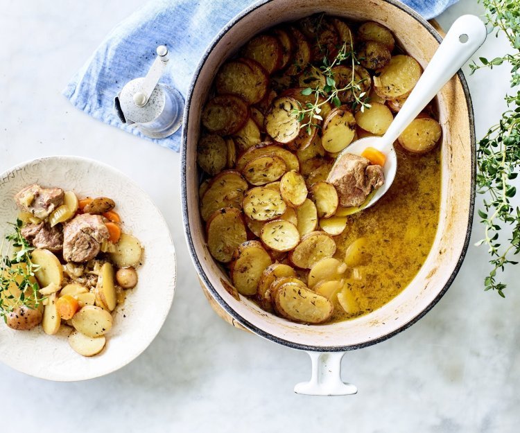 Lamsstoofpot onder krokante aardappelschijfjes Stoofpotje met lamsvlees staat klaar op tafel om uit geschept te worden. Bovenop de stoofpot ligt een laagje krokante aardappelschijfjes. Deze stoofpot noemt men Lancashire hotpot.