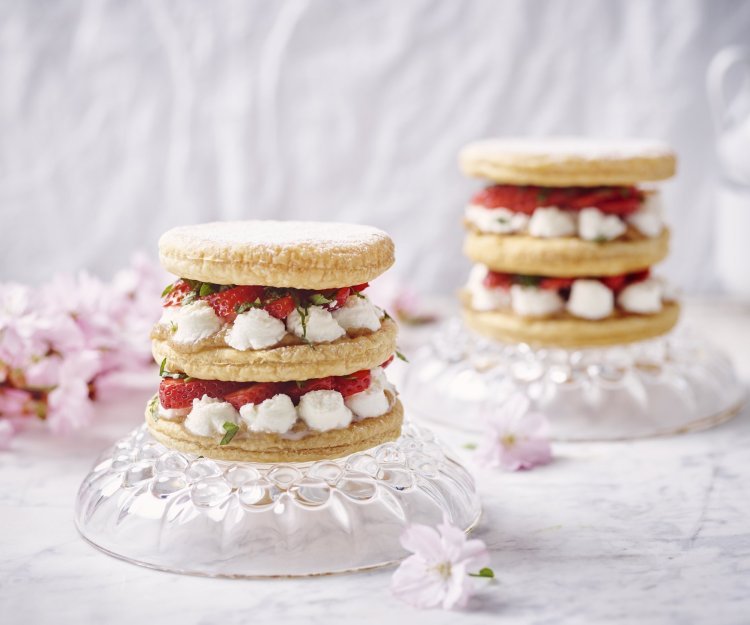 Millefeuille met aardbei, basilicum en appelboter met toefjes mascarpone. Een prachtig en makkelijk dessertje om eens mee uit te pakken bij je gasten. Presenteerd prachtig met kristal en tinten van roze.  