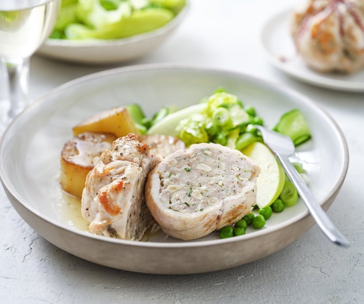 Mini-kalkoenrollade met melting potatoes en groene salade Een pakje op je bord, dat mag je letterlijk nemen. We maakten van de kalkoenlapjes kleine pakjes gevuld met gehakt, noten en berloumi. We serveren hem met een frisgroene salade van erwtjes, komkommer en sla. En daarbij boterpatatjes of melting potatoes, mmm.
