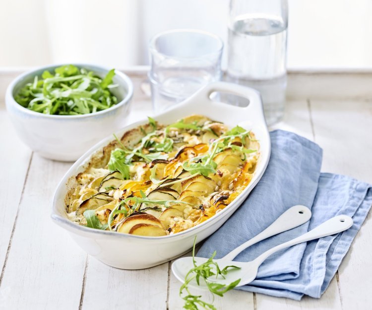 Ovenschotel met aardappel, courgette en paprika Een zomerse ovenschotel? Jawel, dit is er eentje met schijfjes aardappel, courgette en paprika. Dit in combinatie met de Belgische kazen als Flandrien jong en geitenkaas van de geitenboer, top gerechtje!