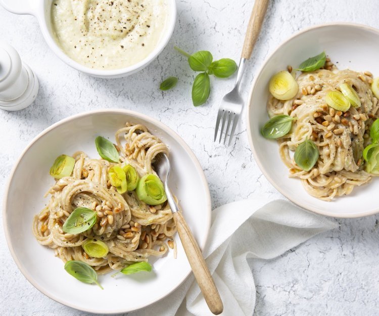 Pasta met gezonde witte saus en prei Twee porties pastas komen eraan! Wel met een gezonde bechamelsaus deze keer, eentje op basis van bloemkool. We doen er nog een extra portie prei bovenop en werken af met basilicumblaadjes voor de smaak en mooie groene kleur.