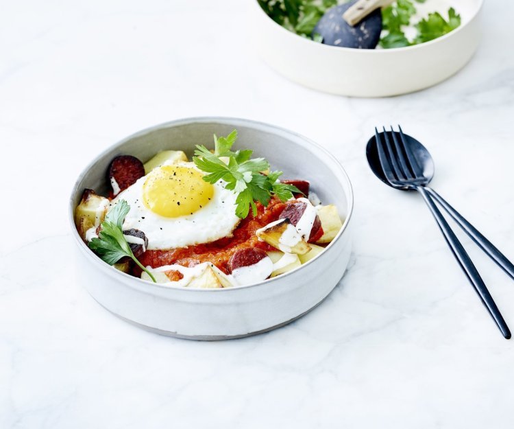 Patatas bravas met een frisse yoghurtdressing en spiegelei Patatas bravas opgediend in een diep bordje met tomatensaus, spiegelei, verse sla en yoghurtdressing. Ik wil er meteen aan beginnen!