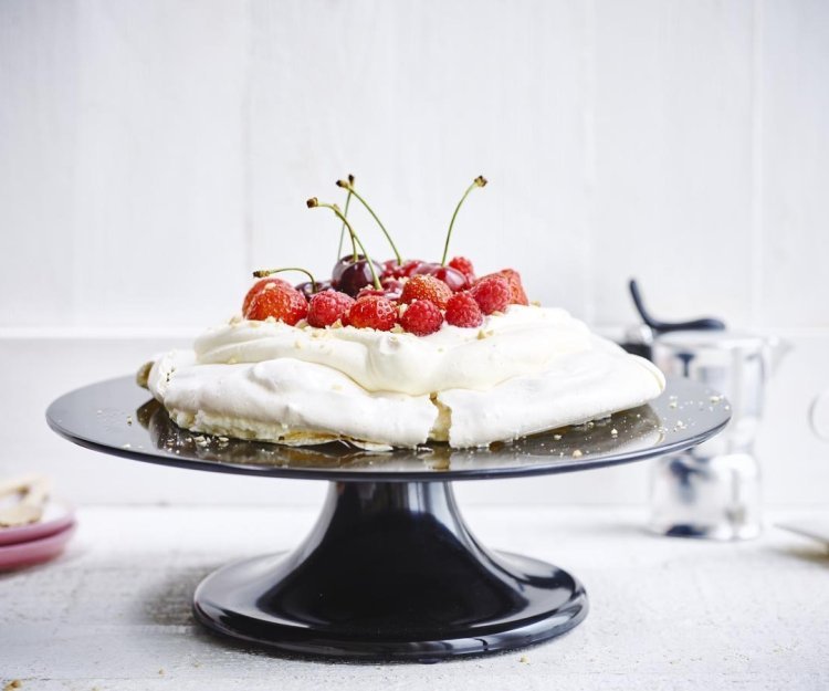 Pavlova met rood fruit Pavlova met rood fruit