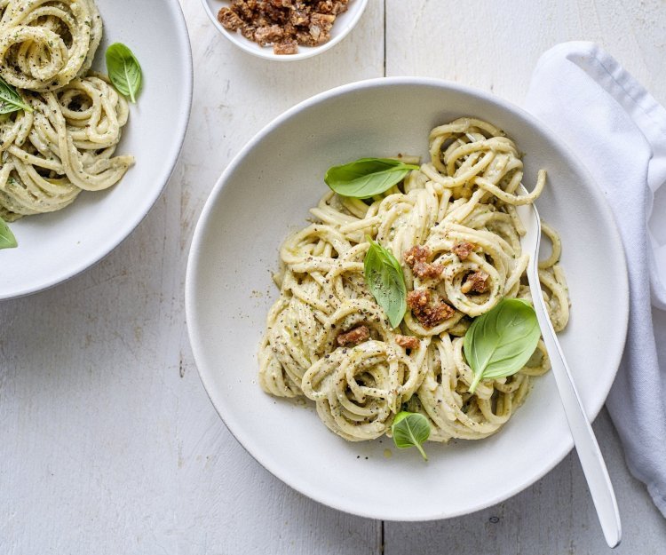 Pesto van aubergine en Belgische ricotta met pasta In een bord zit de spaghetti met een pesto gemaakt van aubergine en ricotta. We werken het gerechtje af met nog wat mooie blaadjes basilicum en krokantje broodkruimels.