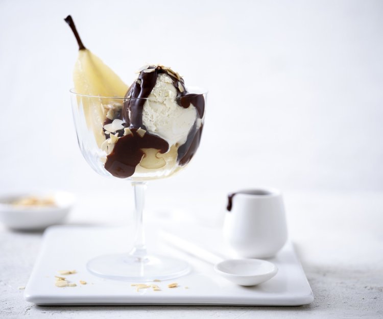 Poire Belle Hélène Wat dit een leuk dessert maakt, is het feit dat we deze klassieker in een mooi wijnglas serveren. Hierdoor is het feestgehalte direct hoog. Er staat nog wat chocoladesaus langs, voor de extra lovers.
