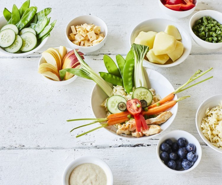 Poke bowl voor kinderen Een grappige én gezonde poké bowl op kindermaat. Wij maakten eentje in de vorm van een konijn. Oren van paksoi, ogen van komkommerschijfjes, neusje van tomaat, snorharen van worteltjes, tanden met paprika en mondje van kipfilet. Er staan ook nog enkele kleine potje langs gevuld met schijfjes appel, stukjes kaas, blauwe bessen... Laat ze maar kiezen en eten.