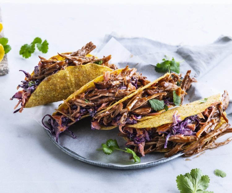 Vier taco's liggen klaar om te peuzelen. Wij serveren ze met een rode koolsalade, yummy. 