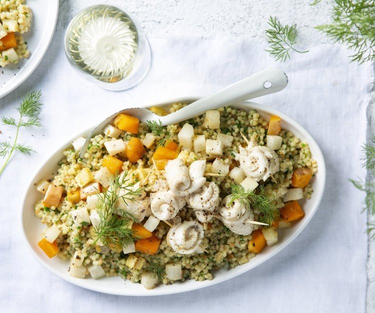 Risotto van parelcouscous met pompoen, aardpeer, rammenas en tongrolletjes Een risotto gemaakt van parelcouscous en rijkgevuld met geroosterde groenten. Om het gerecht volledig af te werken werden er homemade tongrolletjes bij gemaakt. Het gerecht is geserveerd in 1 grote schotel, klaar om allen aan te vallen.