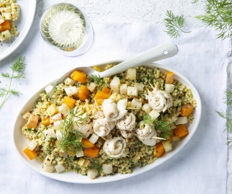 Een risotto gemaakt van parelcouscous en rijkgevuld met geroosterde groenten. Om het gerecht volledig af te werken werden er homemade tongrolletjes bij gemaakt. Het gerecht is geserveerd in 1 grote schotel, klaar om allen aan te vallen. 