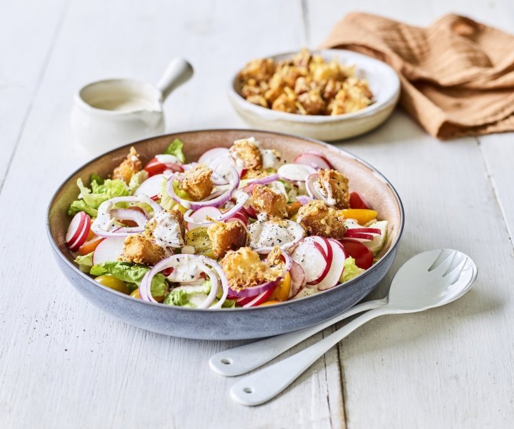 Salade met kaascroutons Een bordje goed gevuld met een gezond slaatje bestaande uit little gem, rode ui, radijzen en kerstomaatjes. We maakten hierbij homemade kaascroutons en dressing op basis van zure room, kaas en ansjovis. Ik kan alvast niet weerstaan aan dit gerechtje, en jij?