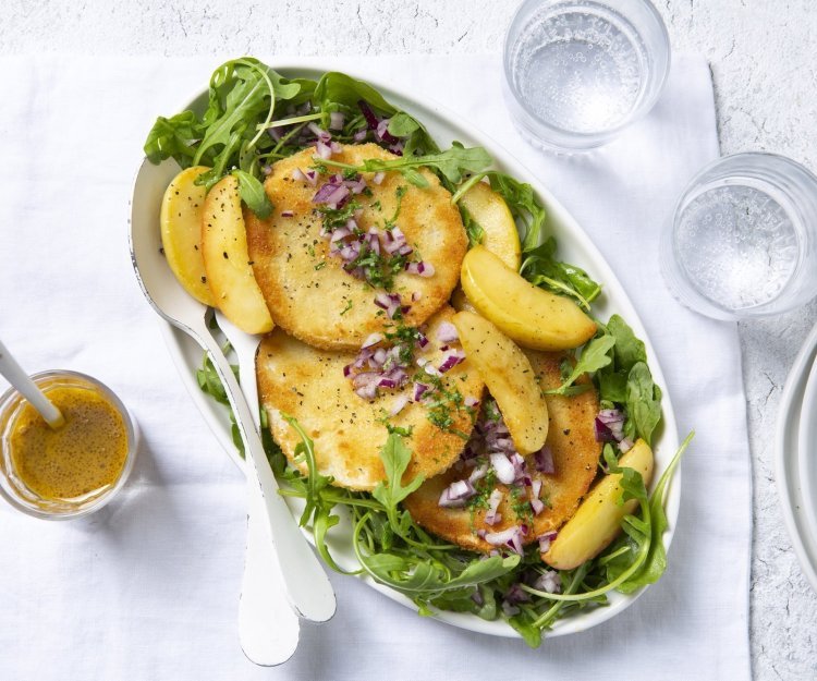 Een rijke salade boordevol groenten én een stukje fruit. De appel zorgt voor een heerlijke zoete toets in het gerechtje. 