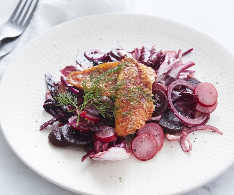 Salade van rode kool, radiccio, radijs en rode ui met gebakken zeebarbeel en chilidressing Salade van rode kool, radiccio, radijs en rode ui met gebakken zeebarbeel en chilidressing