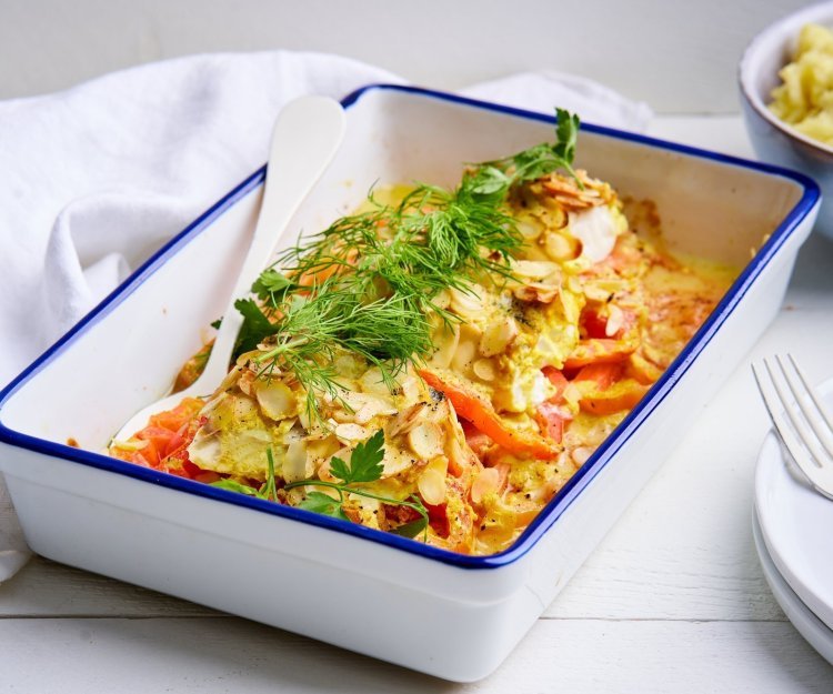 Schelvis met tomaten en mosterdsaus Een gevulde ovenschotel staat op tafel, hij is gemaakt met schijfjes tomaten en hierop de vis. We voegden wat saus toe op basis van mosterd, om het gerecht een extra boost te geven. Wij serveren hem met aardappelpuree.