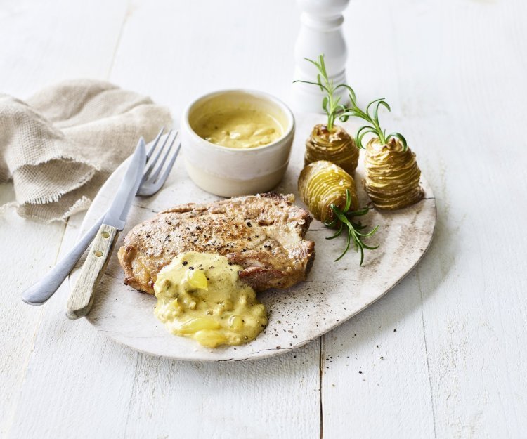 Spieringkotelet met picklessaus en aardappeltorentjes