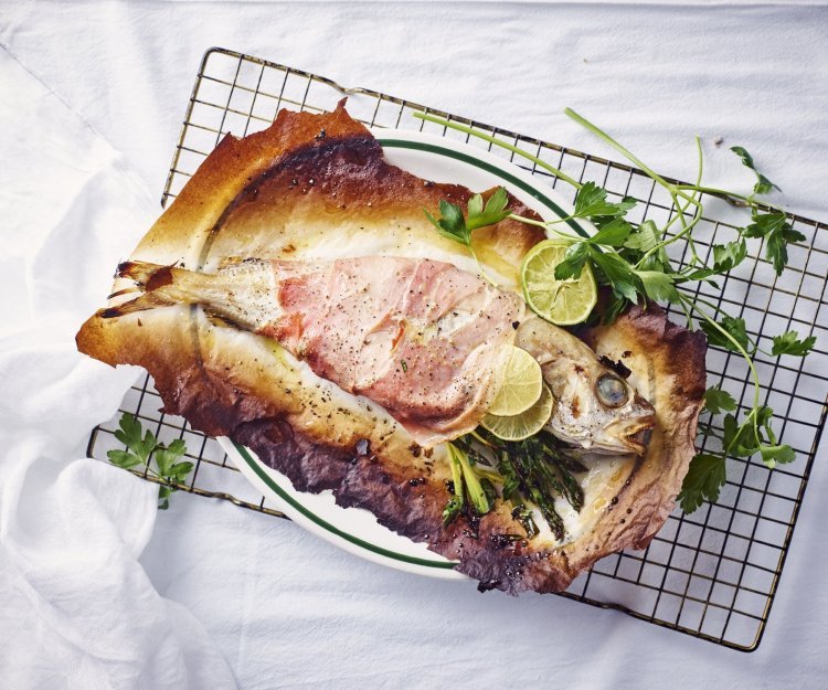 Een visje op tafel, letterlijk. Hij is gevuld met lekkers van bij ons en dichtgemaakt met gedroogde ham. Zo krijg je een vis op je bord, waar je de ene verrassing na de andere ontdekt. 