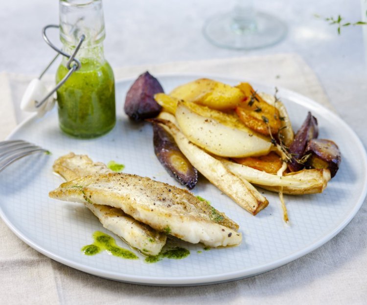 Steenbolkfilet met groenten en aardappelen uit de oven Krokant gebakken filets van steenbolk. Hij ligt gepresenteerd met vergeten groenten die gegrild werden in de oven. Er staat ook een flesje frisgroene salsa bij om dit gerecht extra pit en kruiding mee te geven.