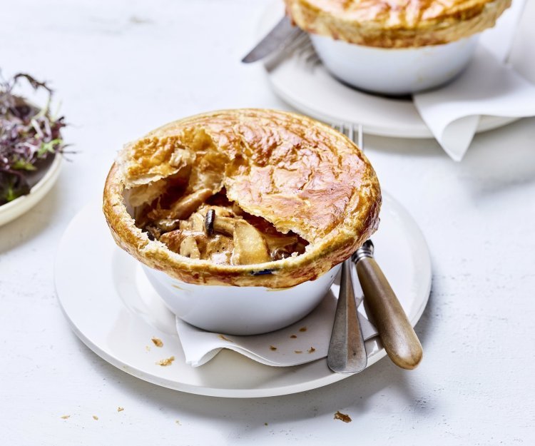 Stoofpotje van konijn met champignons, mosterdroomsausje en bladerdeeg De stoofpot van konijn is gemaakt per portie in een kleine keramieke pot. Hierover is een bladerdeeg gelegd die nu heerlijk krokant is geworden, na het bakken in de oven. Tijd voor een echte herfstgerecht.