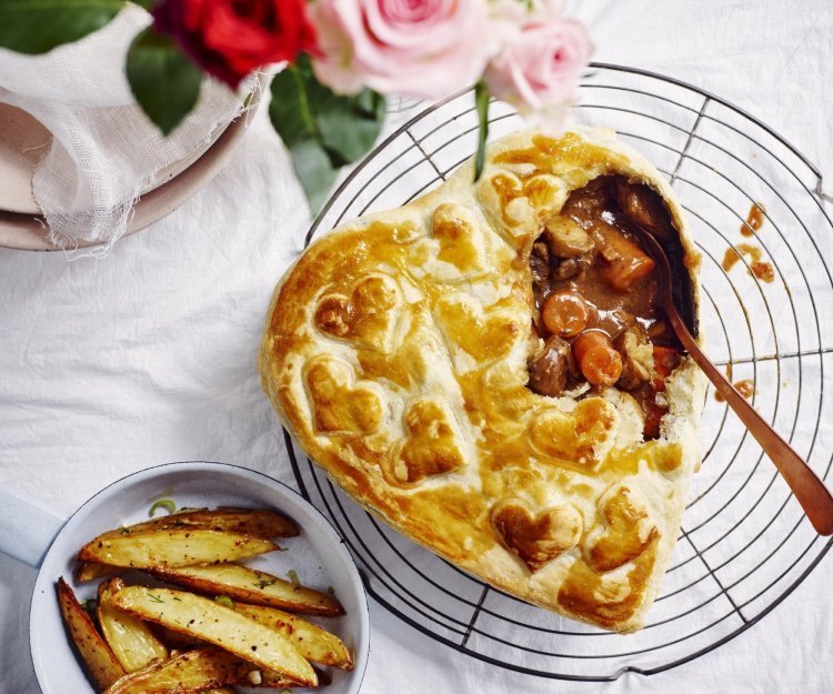 Stoofpotje van rundsvlees met bier en aardappelwedges Een heerlijk stoofpotje verstopt onder een krokant koekje van bladerdeeg. Speciaal voor valentijn kozen we voor een ovenschaal in hartjesvorm, kwestie om de liefde zeker te voeden.