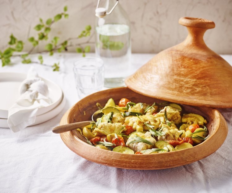 Op de tafel staat de klaargemaakte tajine boordevol lekkers van bij ons. We maakten hem met vis, zeeduivel, krieltjes, tomaatjes en courgette dit samen met kruiden tot een heerlijk hoofdmaal. 